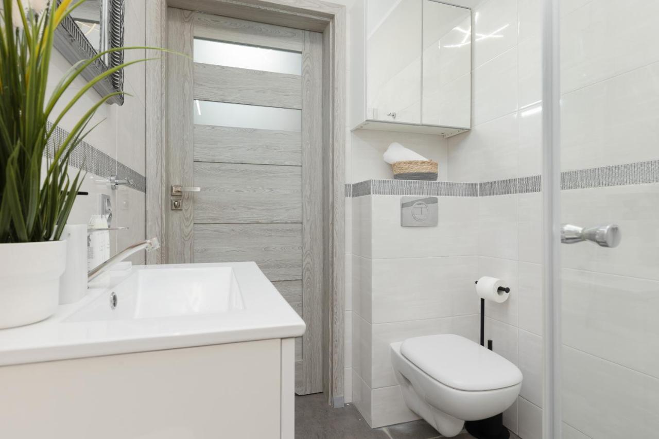 Modern One Bedroom Apartment With Parking In Lodz By Renters Prestige エクステリア 写真